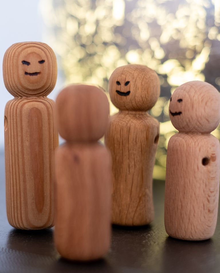 Gruppentherapie nachgestellt mit Holzfiguren