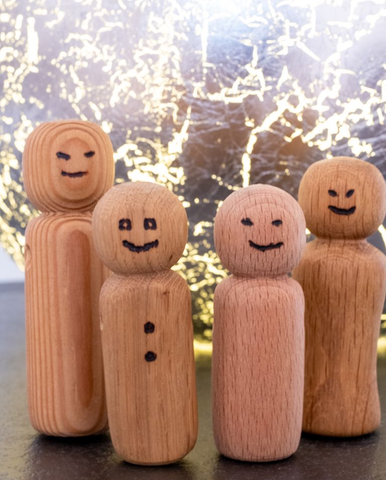 Eine Familie dargestellt mit Holzfiguren