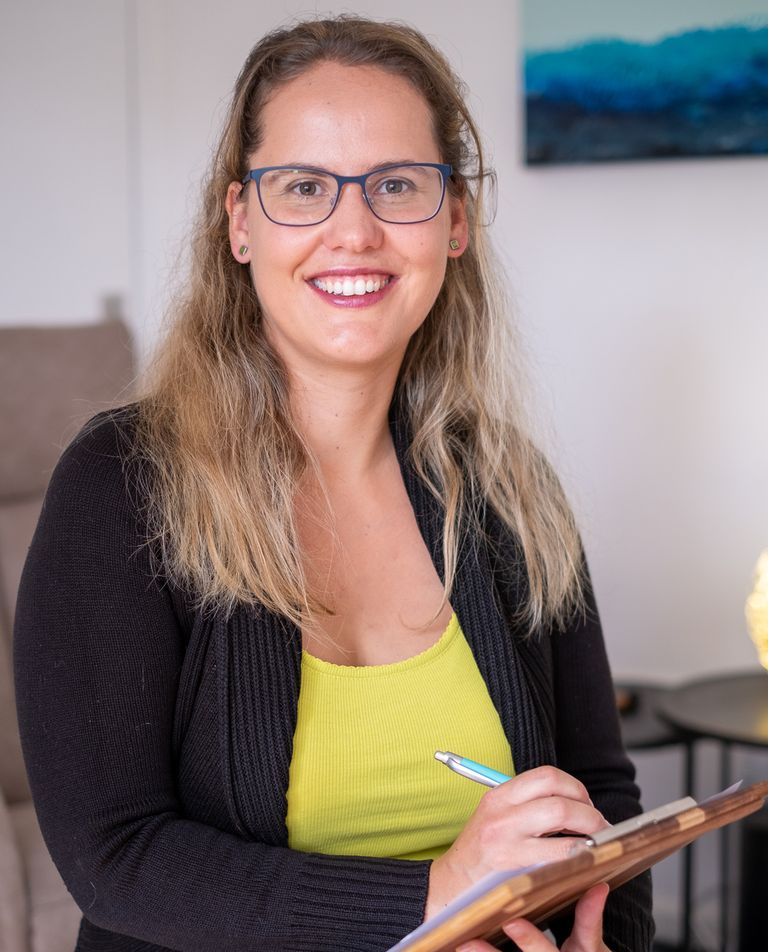 Corinna Nebel mit Klemmbrett in Therapiesituation